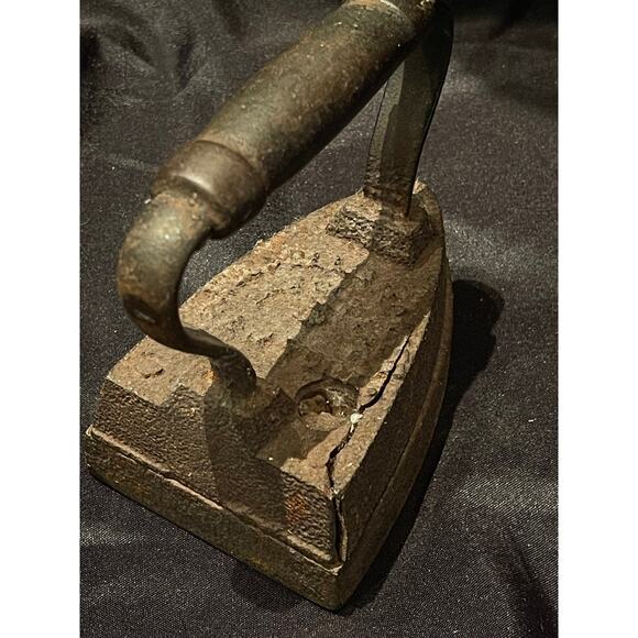 Antique Cast Iron Sad Iron - Cracked at Base - Picture 3 of 5